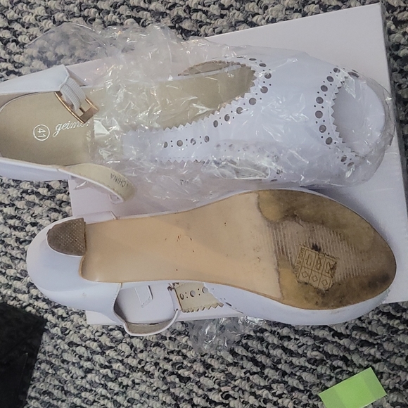 White Sandle - Picture 3 of 3